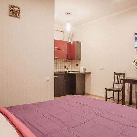 Central Cozy Apartment With Parking! Lviv Bagian luar foto