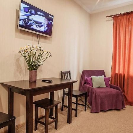 Central Cozy Apartment With Parking! Lviv Bagian luar foto