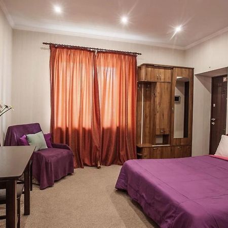 Central Cozy Apartment With Parking! Lviv Bagian luar foto