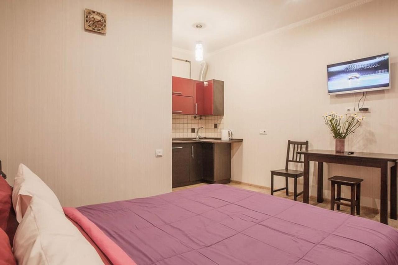 Central Cozy Apartment With Parking! Lviv Bagian luar foto