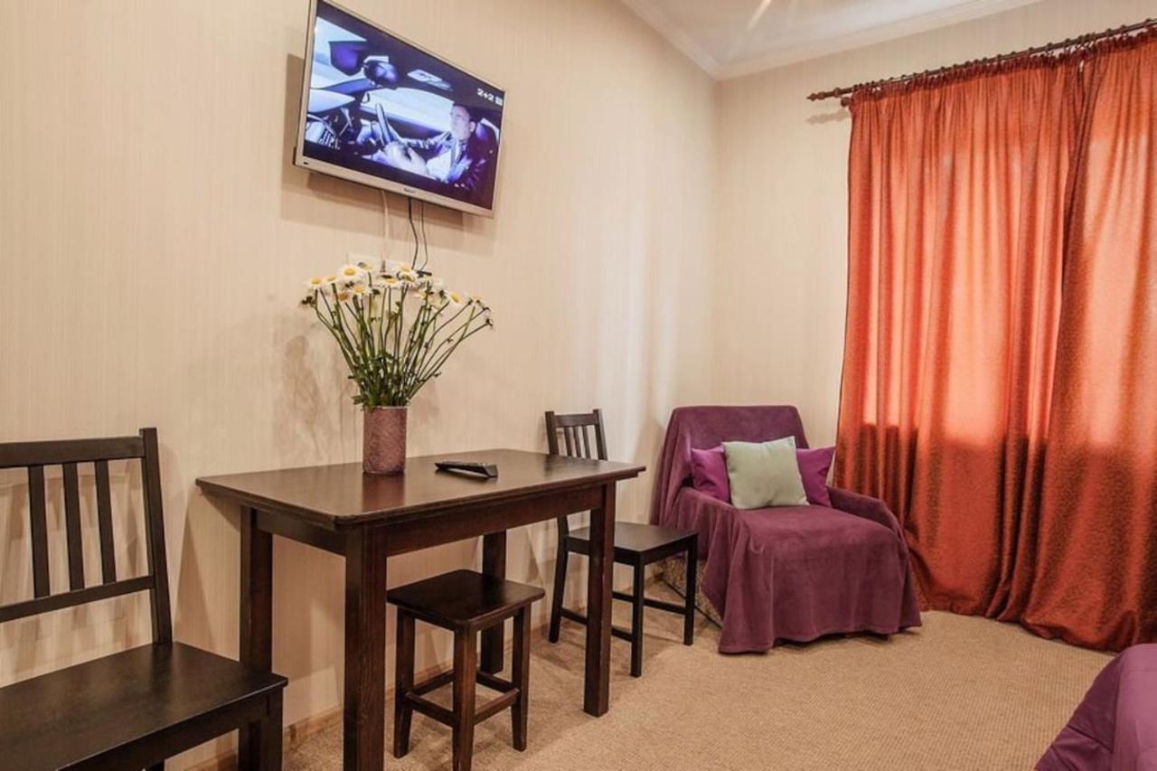 Central Cozy Apartment With Parking! Lviv Bagian luar foto