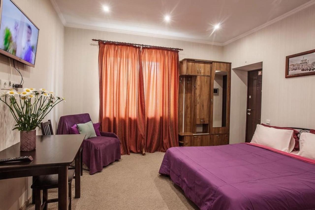 Central Cozy Apartment With Parking! Lviv Bagian luar foto