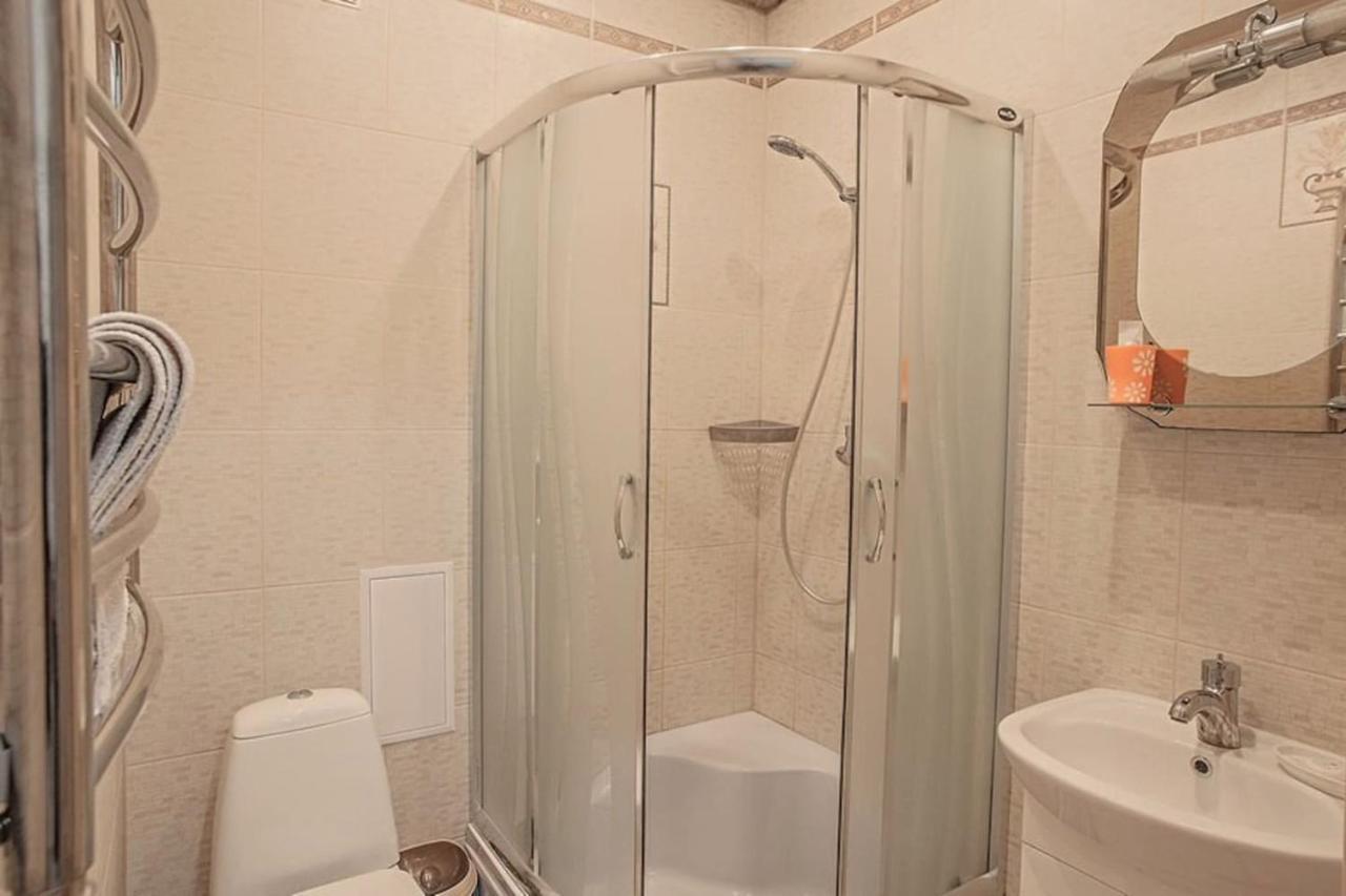 Central Cozy Apartment With Parking! Lviv Bagian luar foto
